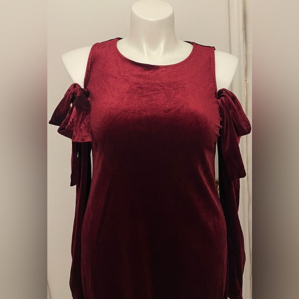 NWT Romeo & Juliet Couture Velvet Like Ribbon Tie Cold Shoulder Dress Burgundy - Picture 2 of 7